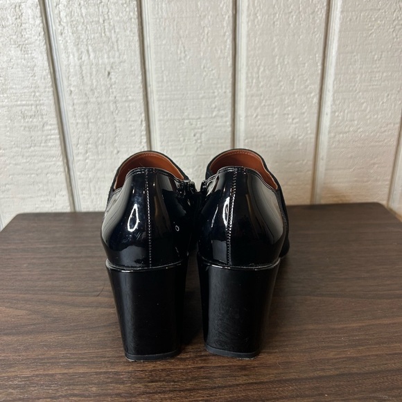 Vionic Suede and Patent Leather Block Heeled Shortie Boot, size 8. - Picture 2 of 5